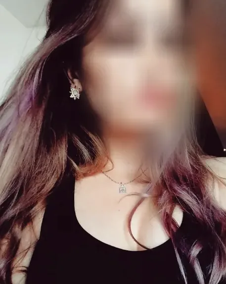Amira, 32
